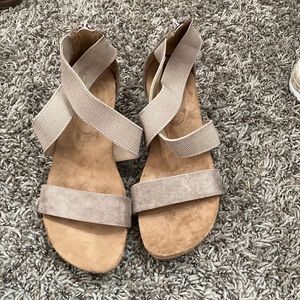 Universal thread sandals size 6
